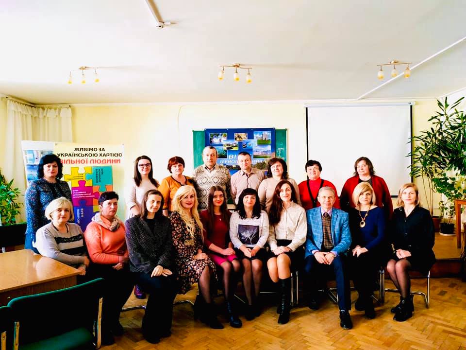 Засідання круглого столу з питань підвищення ефективності впровадження цінностей УХВЛ в освітній процес. Учасниками засідання були переможці обласних конкурсів серед педагогів закладів загальної середньої освіти та позашкільної освіти на кращу розробку ур